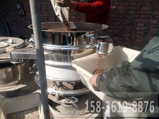 黑苦蕎茶振動(dòng)篩分機(jī) 黑苦蕎茶振動(dòng)篩分機(jī)