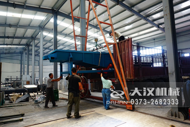 石灰石直線振動(dòng)篩分機(jī) 石灰石直線振動(dòng)篩分機(jī)