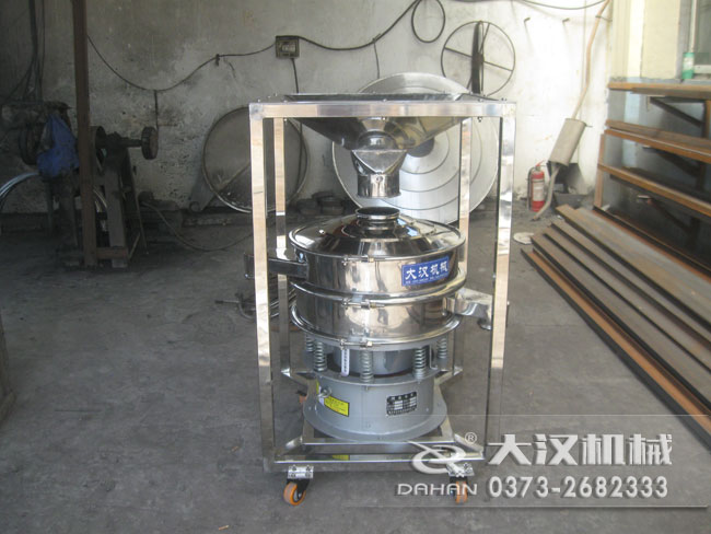移動式料倉振動篩分機(jī) 移動式料倉振動篩分機(jī)
